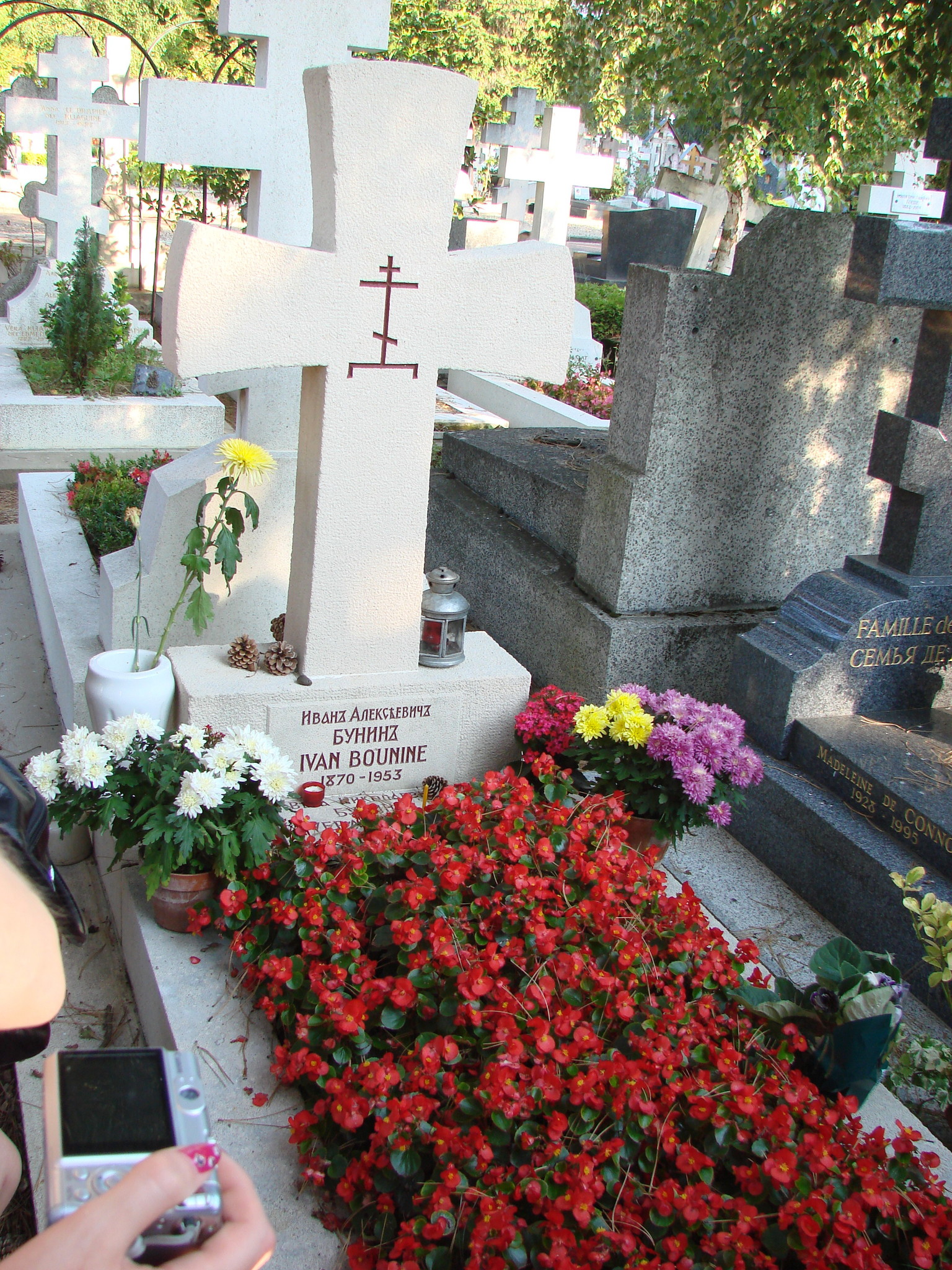 Могила и а Бунина на кладбище сент Женевьев де Буа