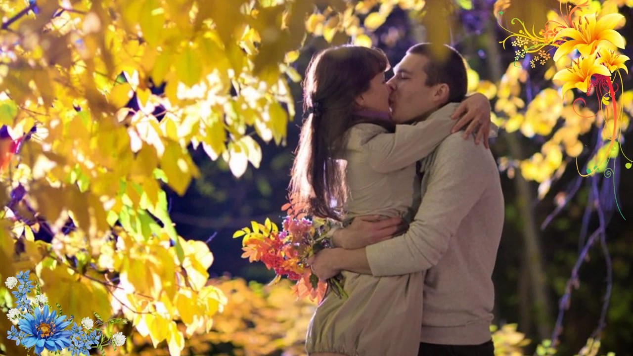 Секс молодой парочки после поцелуев в парке среди желтой листвы. 