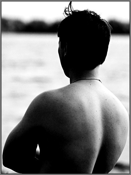 Фото мужчин со спины черно белое