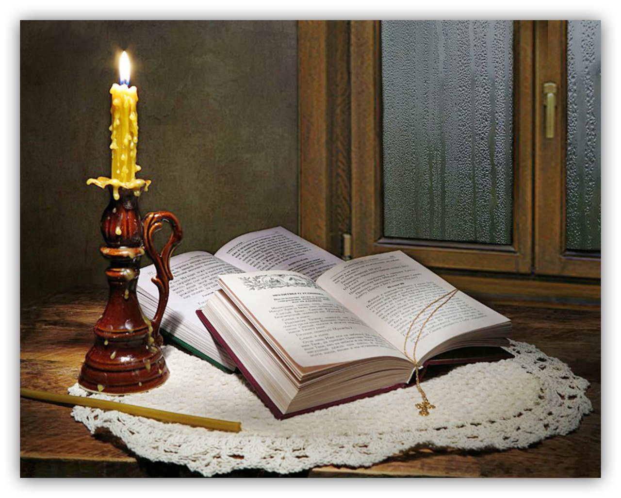 Свеча и молитвослов