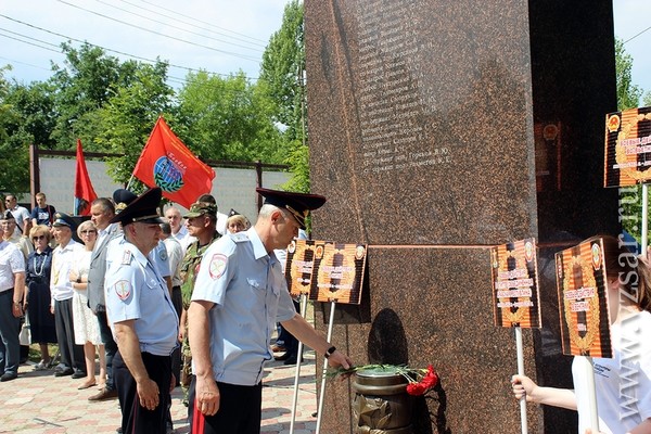 В саратовском Парке Победы на Соколовой горе на мемориал «Землякам, погибшим в локальных войнах» занесены имена сотрудников полиции — старших сержантов Владимира Горскова и Кайрата Рахметова - https://vk.cc/8ewnBe