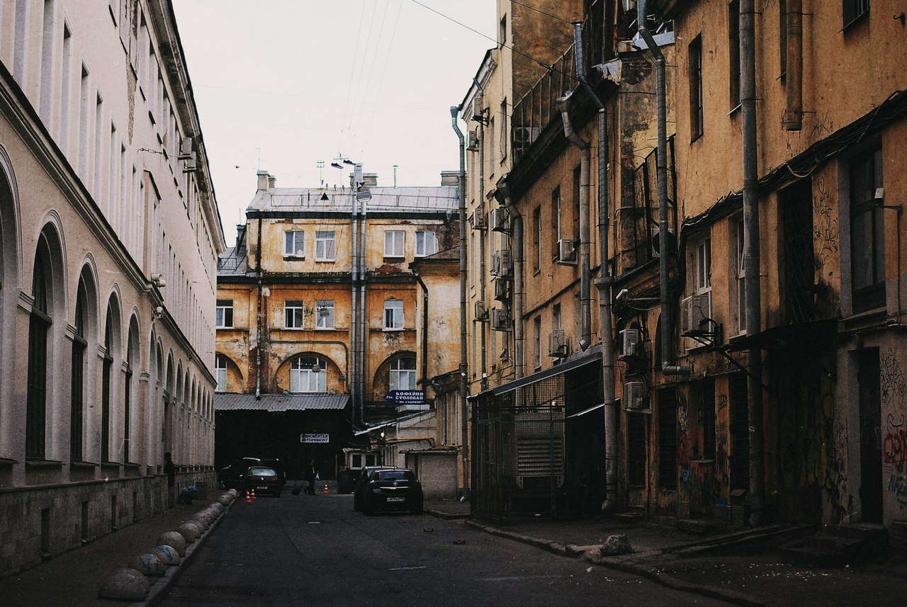 Петербургские дворы. Васильевский остров дворы подворотни. Питерский дворик Санкт-Петербург. Старый Питерский двор Васильевский остров. Петербургские трущобы Васильевский остров...