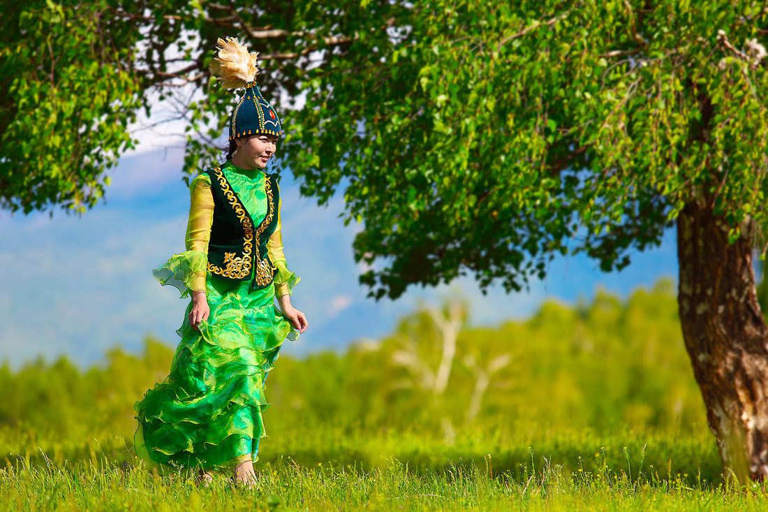 Ал қыздар. Казахский национальный костюм. Казахские девушки в национальной одежде. Казахский танец. Казахская девушка в национальном костюме.