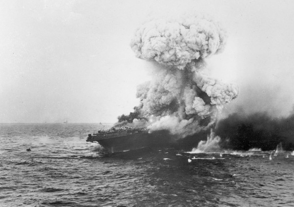 Взрыв на авианосце «Лексингтон» 8 мая 1942 после нападения японской авиации.