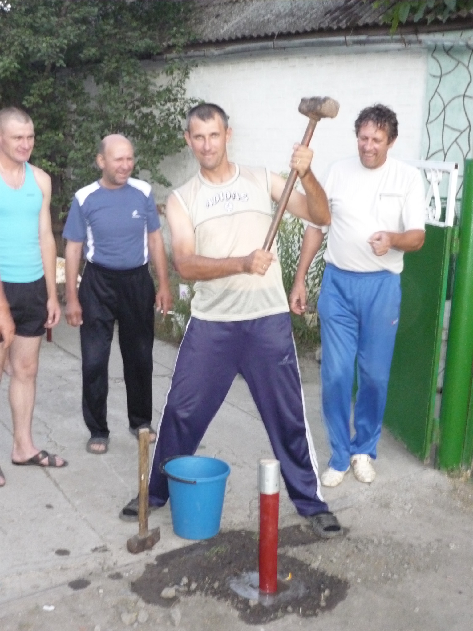 Забей колышки. Забивание ЧОПА. Забивания кольев на свадьбу. Чоп на свадьбе. Забили Чоп.