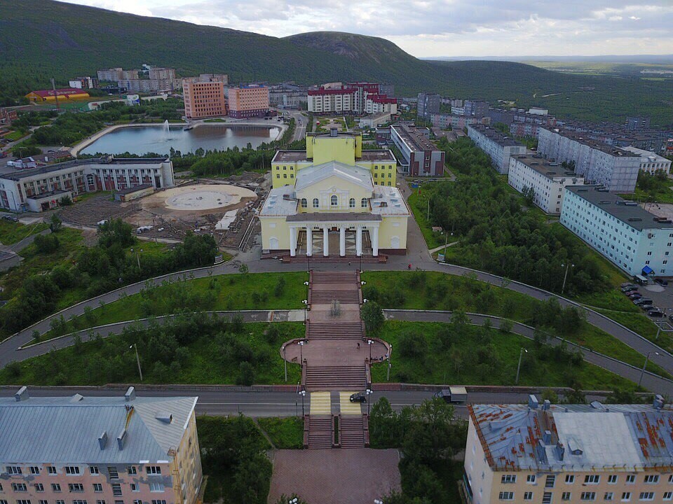 Население кировска мурманской области. Вокзал города Кировска Мурманской области. Городская площадь Кировск Мурманская. Кировск Мурманская область площадь города. Центр Кировска Мурманской области.