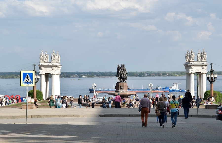 Волга набережная волгоград. Набережная Волги Волгоград. Центральная набережная Волгограда. Волгоград Центральная набережная Волга. Волгоград набережная вид с Волги.